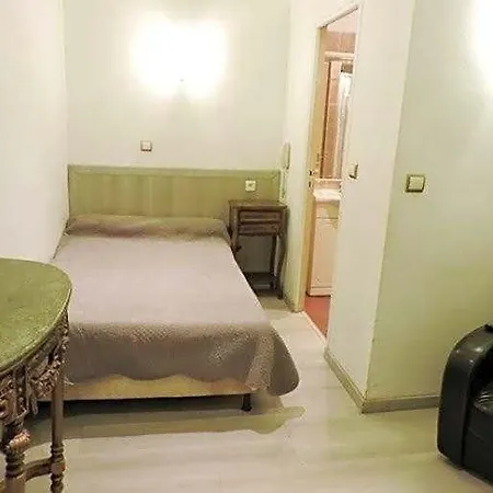 Hotel De L'aveyron Paris